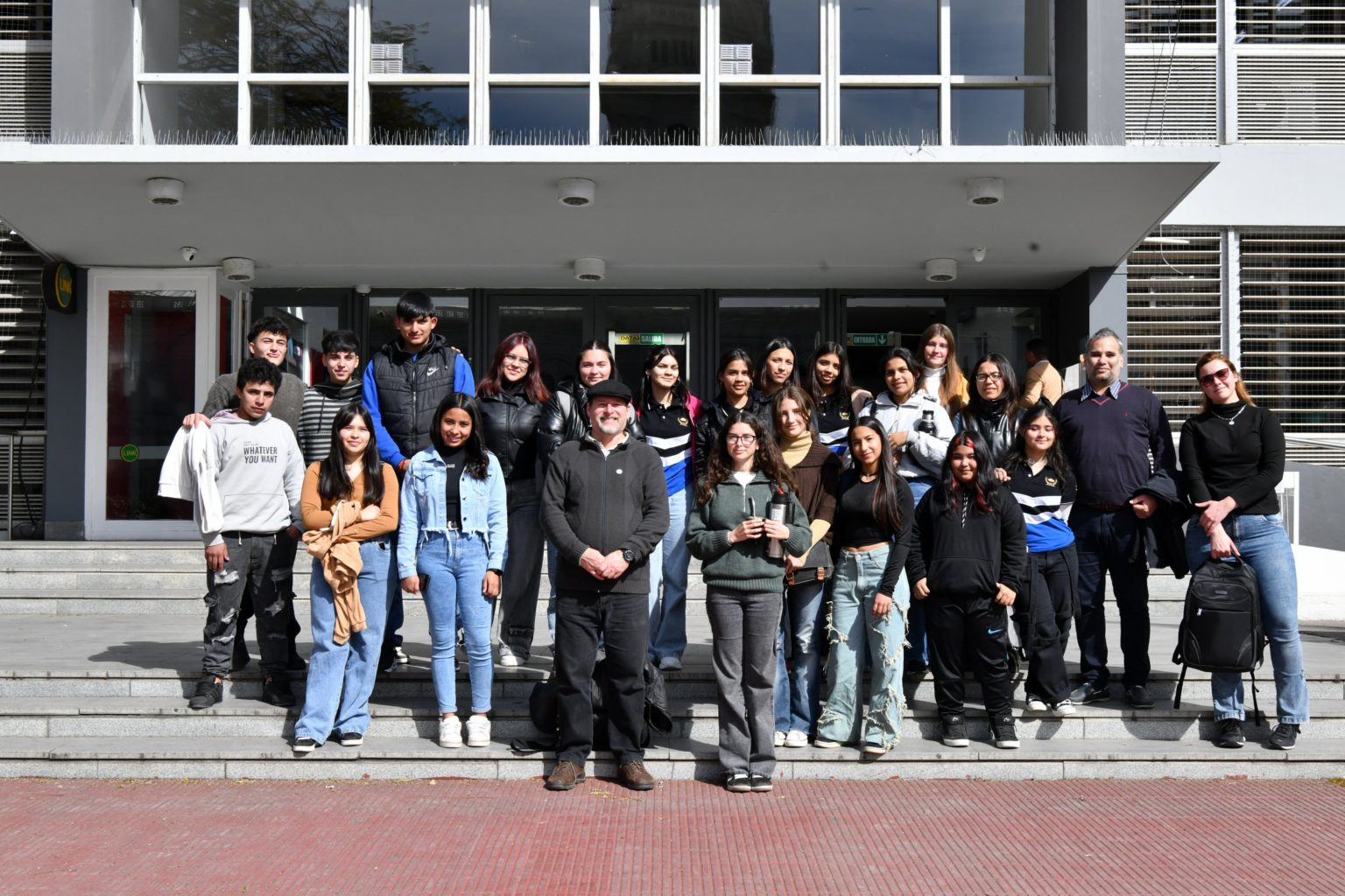Alumnos de 5º y 6º año de la Escuela Secundaria Nº17 Poeta Juan L. Ortiz