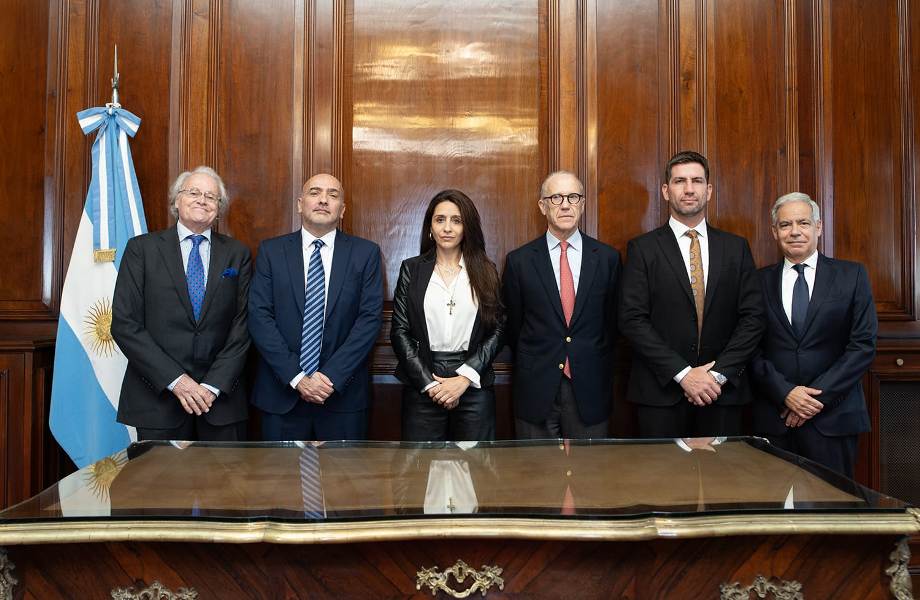 Carlos Rosenkrantz y los nuevos integrantes del Jurado 