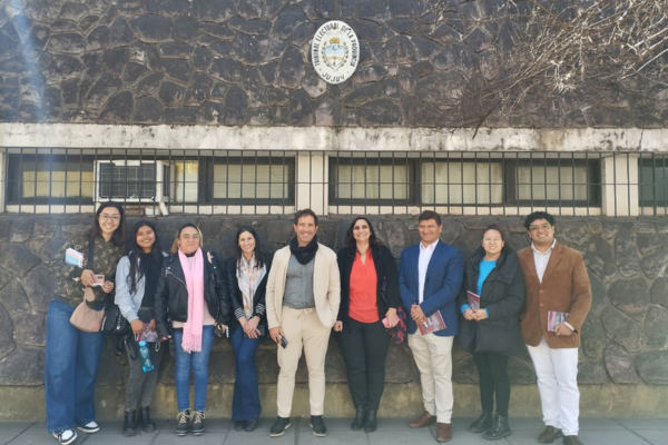 Visita de estudiantes de la Universidad Kennedy