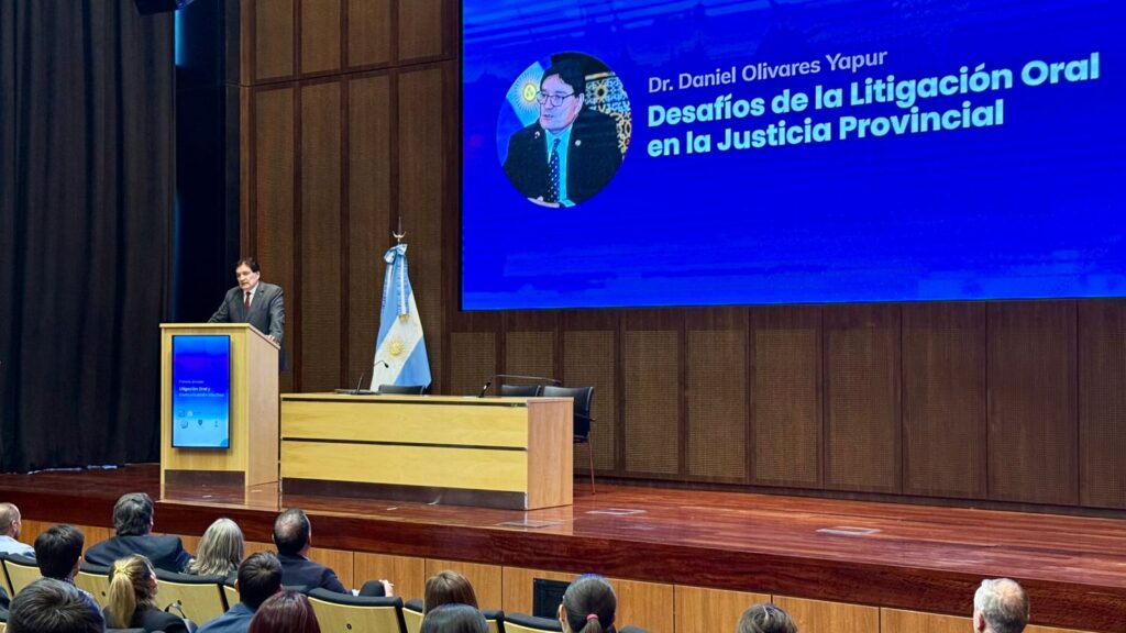 Dr. Daniel Olivares Yapur durante su exposición