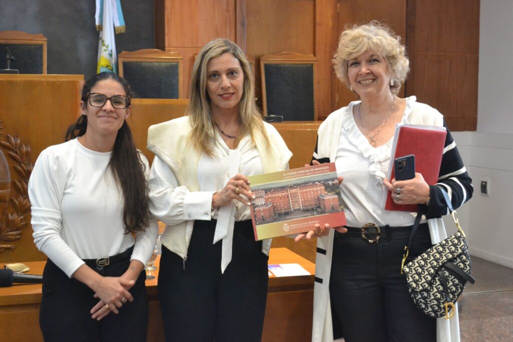 Celmira Román junto a Carina Ginestar y Mariela Olguín