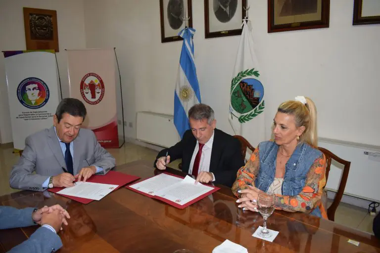 Firma del convenio con la UNSL