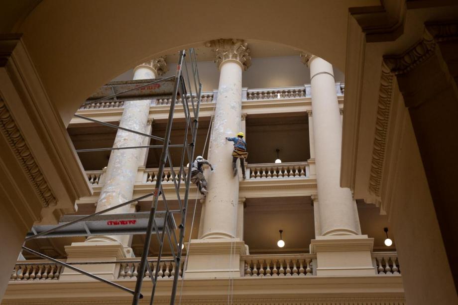 Tareas de restauración en el Salón de los Pasos Perdidos