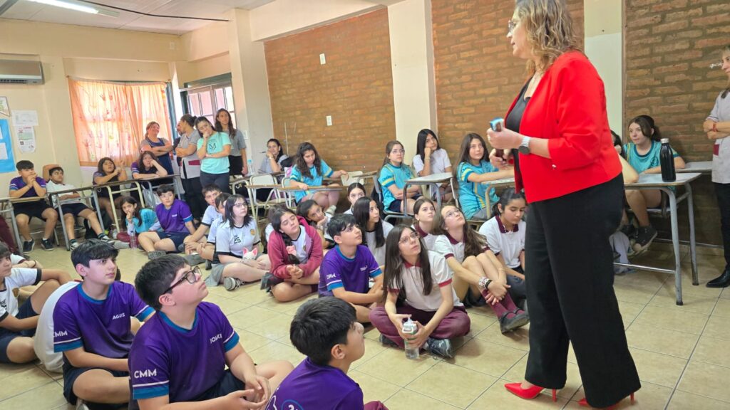 Dra. Adriana García Nieto dirigiendo unas palabras a los estudiantes