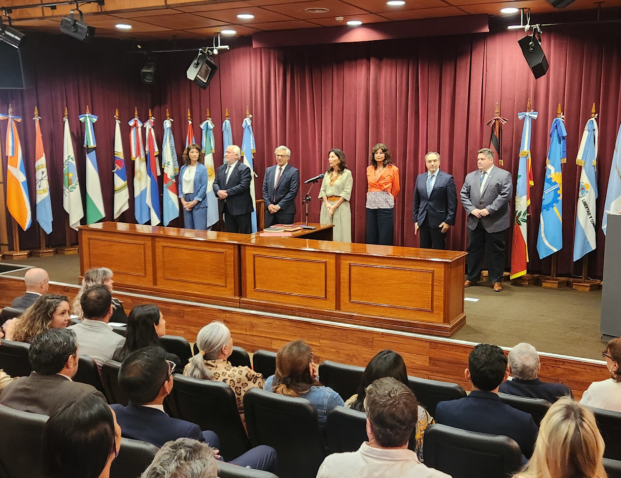 Teresa Ovejero recibió el juramento de dos nuevos jueces