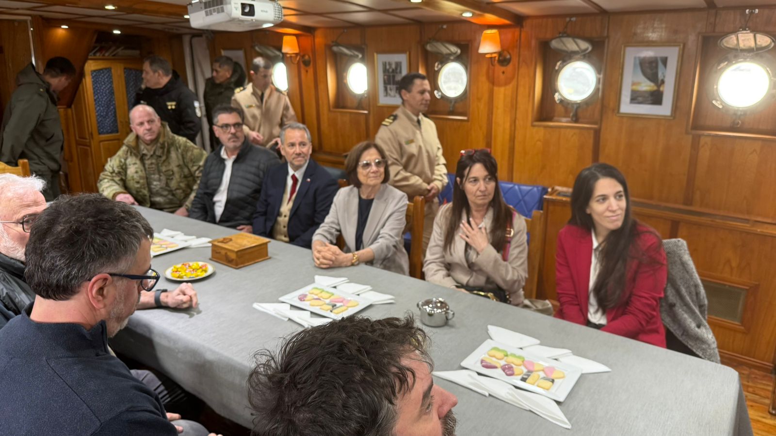 La visita tuvo lugar en el muelle comercial del Puerto de Ushuaia