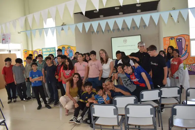 Estudiantes de 1°, 2° y 3° año del nivel secundario de la escuela