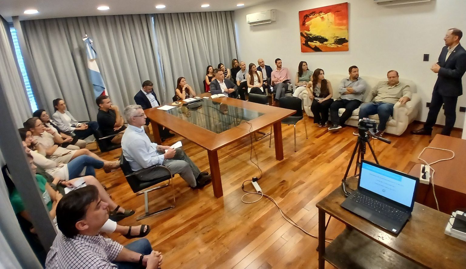 Concluida la reunión visitaron la Biblioteca