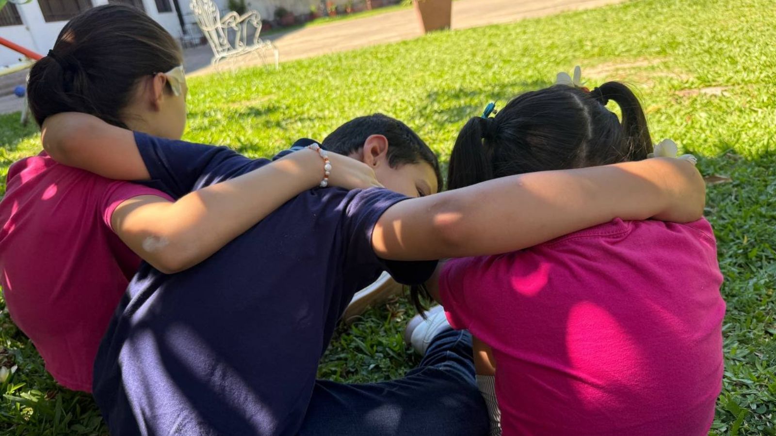 Tres hermanitos quieren crecer juntos y desean una familia que los reciba con am