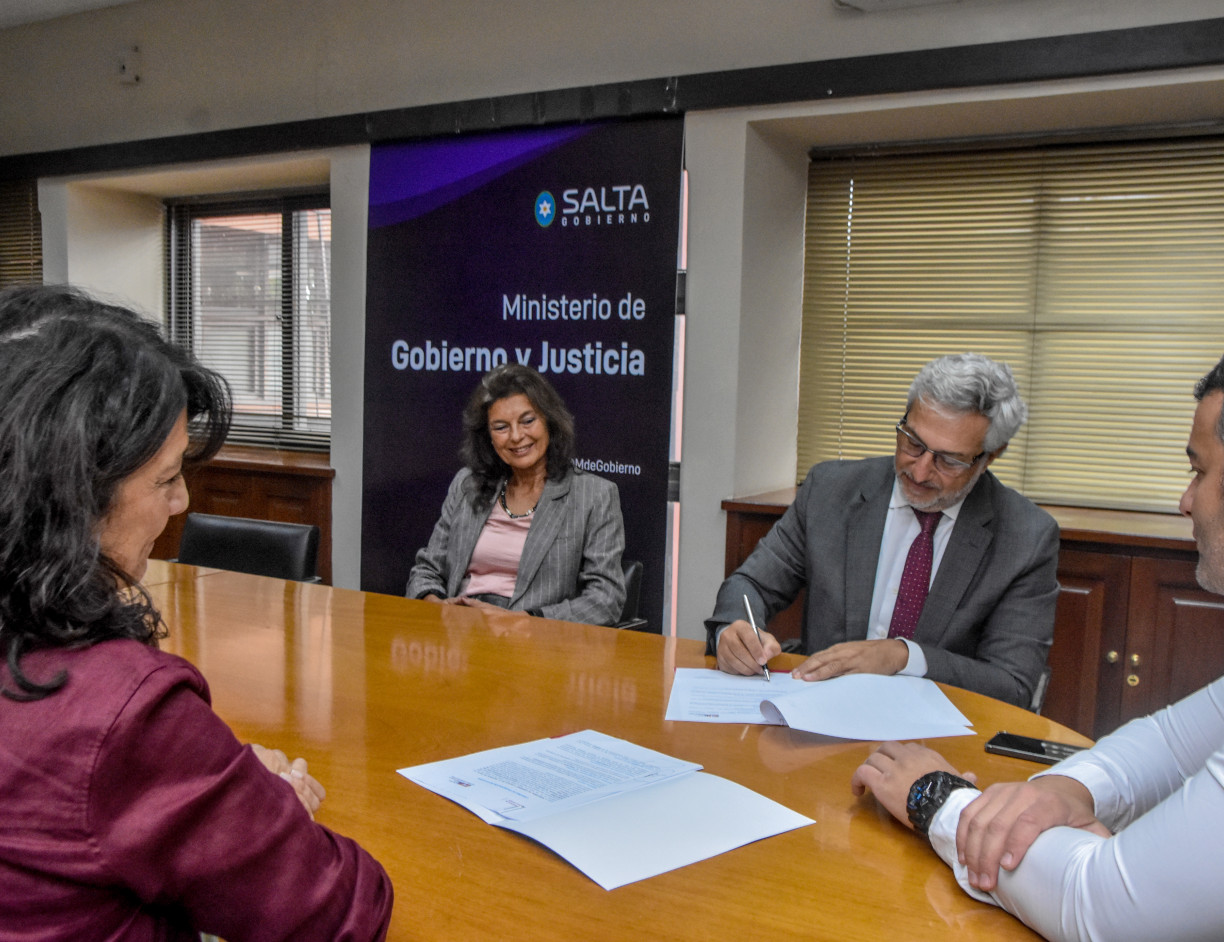 Firma del convenio entre Fabián Vittar e Ignacio Jarsún