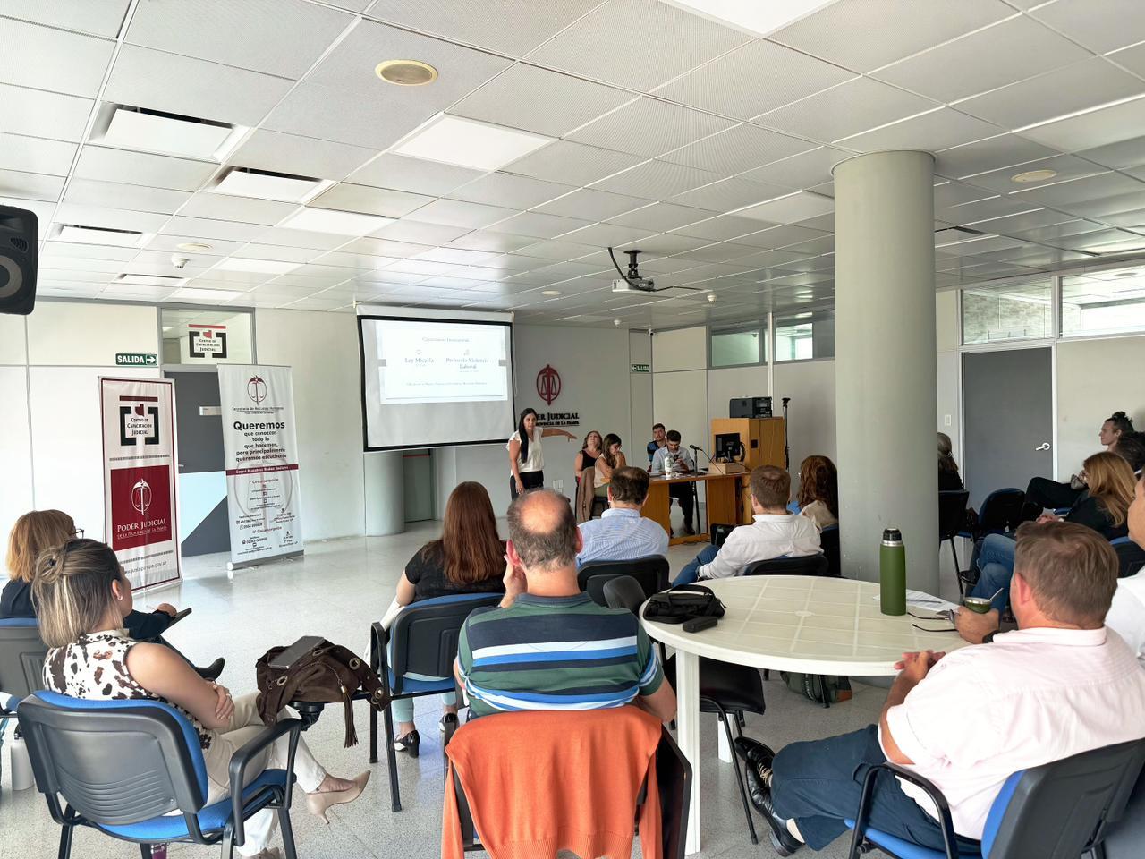 La actividad se desarrolló en la Sala 8 del Centro Judicial de Santa Rosa