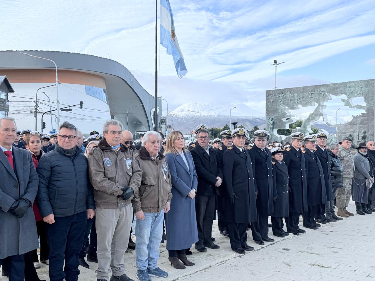 Carola Requejado acompañó en el homenaje a los ex tripulantes