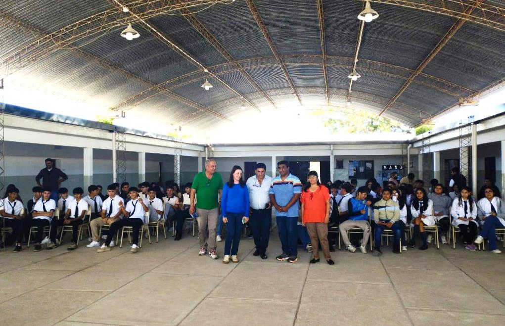 Actividad en el colegio secundario de Estación Choya