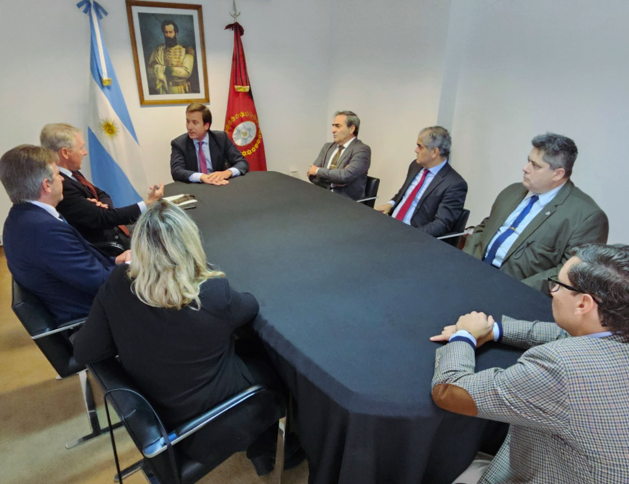 Encuentro con el embajador de Reino Unido