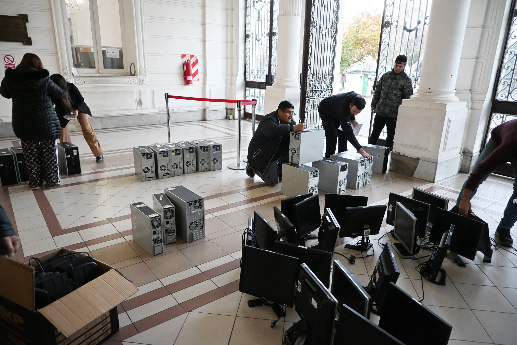 Se concretó la donación de 67 equipos informáticos