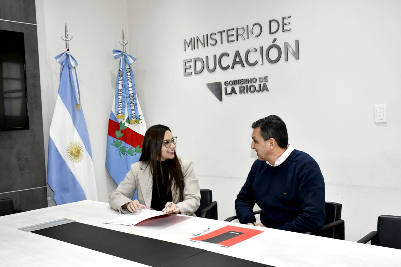 Gabriela Asís y el ministro de Educación, Ariel Martínez