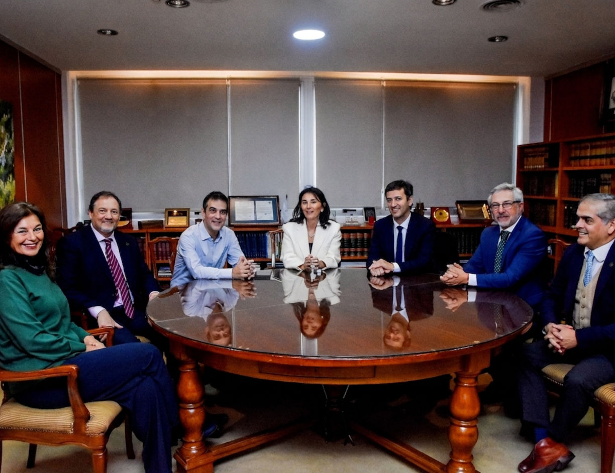 Tanto Clement previamente fue Cónsul General en Milán