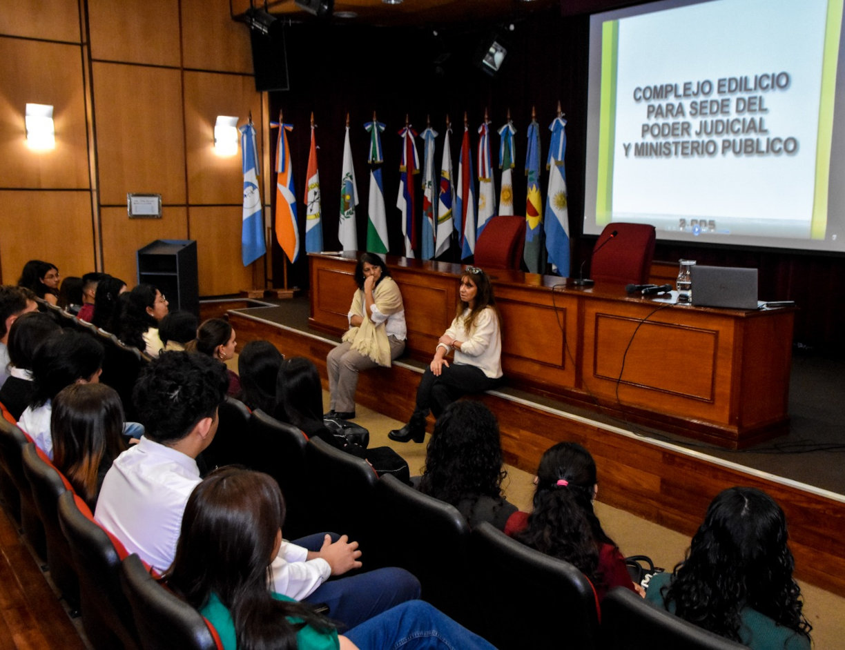 Los estudiantes cursan la materia Deontología Jurídica