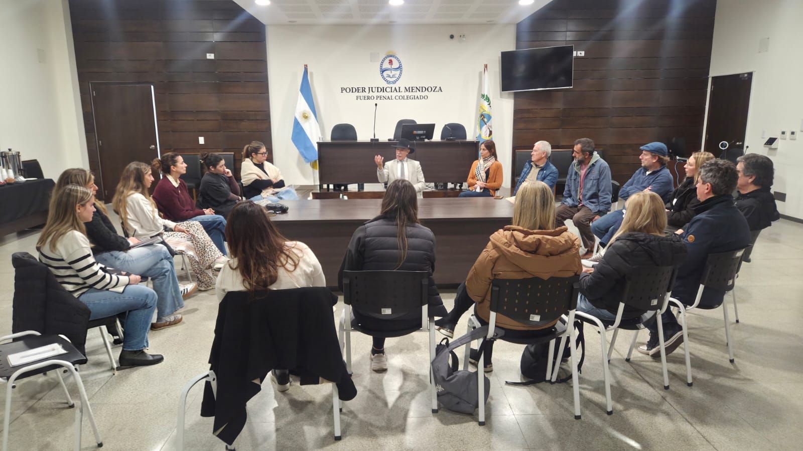 Valerio dialogó con la delegación sobre la historia del Polo Penal JUvenil