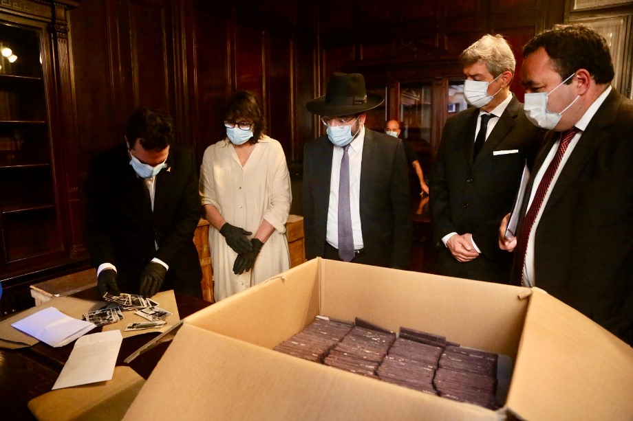 El contenido de las cajas se examina bajo protocolos de preservación