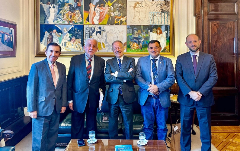  Ricardo Alonso junto con autoridades del TSJ