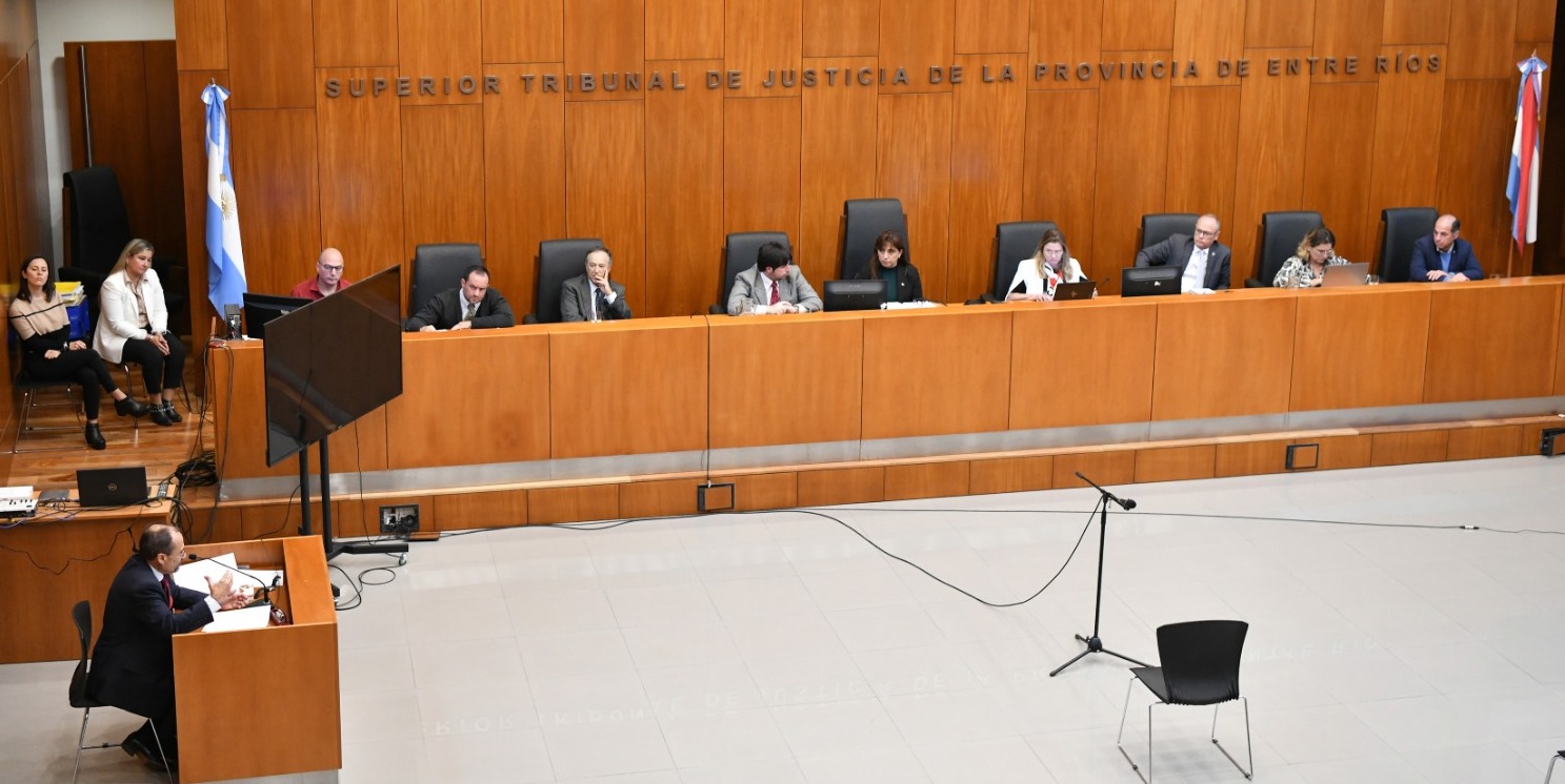 El Honorable Jurado de Enjuiciamiento lo resolvió por mayoría